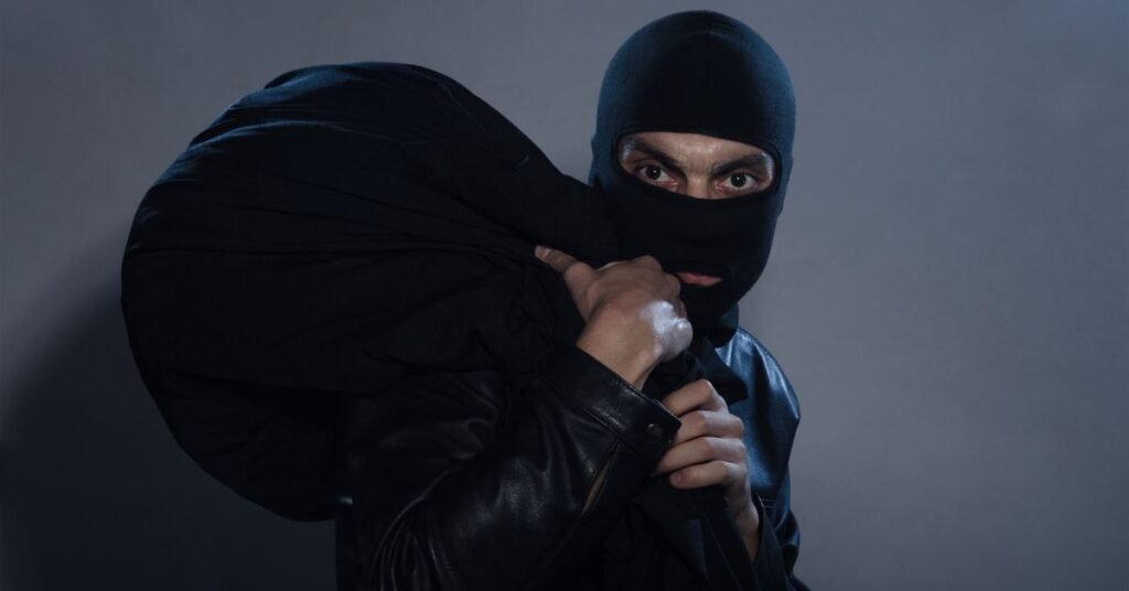 1.40 लाख रुपये लेकर फरार हुआ चोर