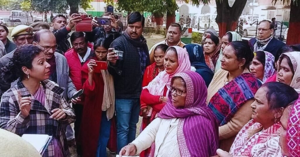 महिलाओं का हंगामा