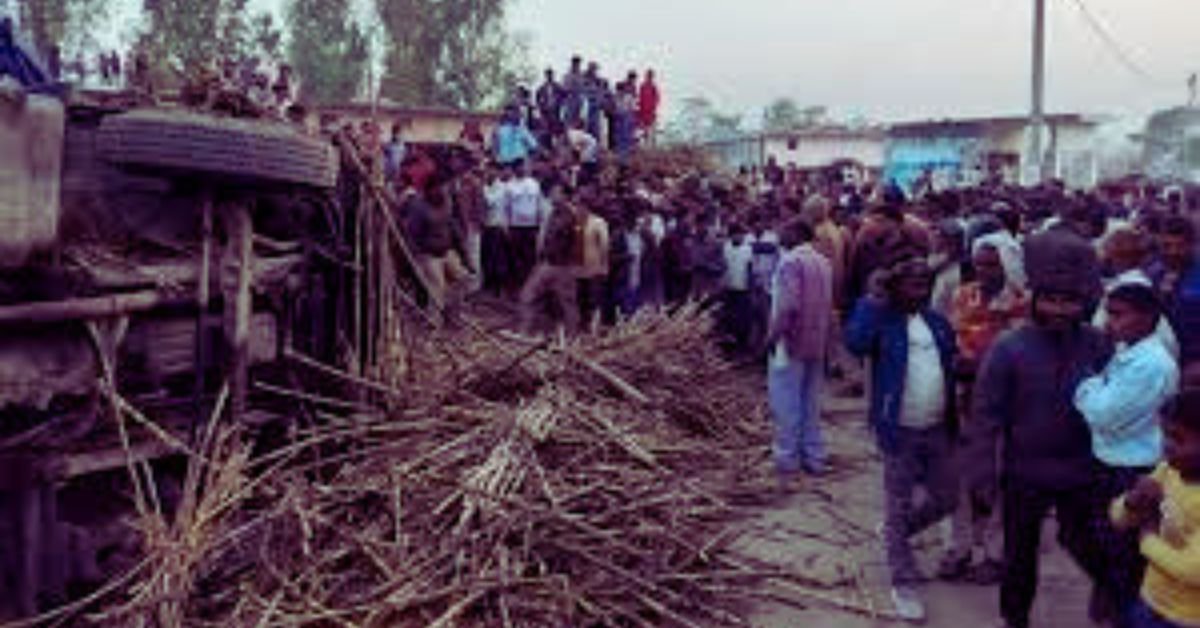 गन्ने से लदा ट्रक पलटा