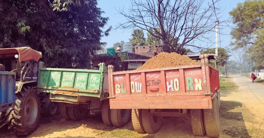 Lakhimpur Kheri News : अवैध खनन पर बड़ी कार्रवाई, पांच ट्रैक्टर-ट्रॉली जब्त