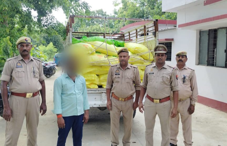 खाद तस्करी का बड़ा खुलासा: लखीमपुर से नेपाल ले जाई जा रही थी भारत की यूरिया, एसएसबी ने वाहन पकड़ा, 50 बोरियां बरामद,