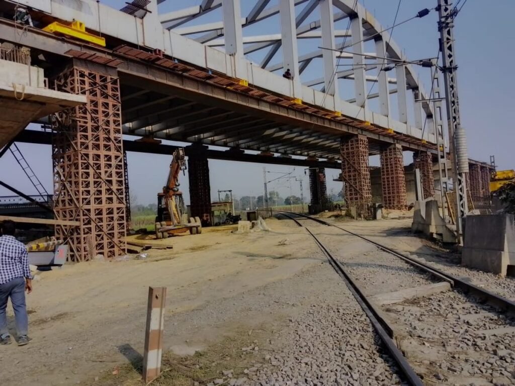 Lakhimpur Kheri News: गोला हाईवे 35 घंटे के लिए बंद, वाहनों को करना पड़ा लंबा फेर
