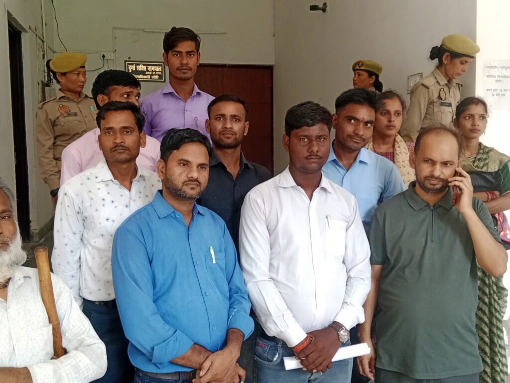 Lakhimpur Kheri News: लखीमपुर खीरी में ट्रस्ट के नाम पर फर्जीवाड़ा,विरोध करने पर दी धमकी, धमकियों से परेशान पीड़ितों ने DM से लगाई गुहार
