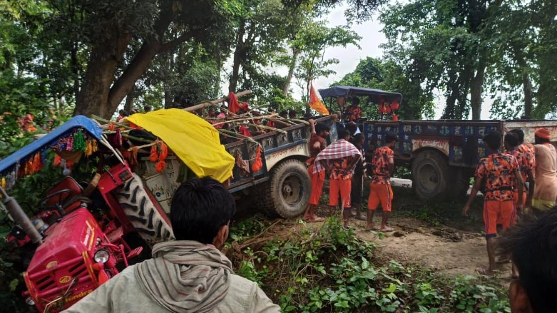 Lakhimpur Kheri News: ट्रक ने कांवड़ियों की ट्रॉली को मारी टक्कर, 17 घायल 8 की हालत गंभीर
