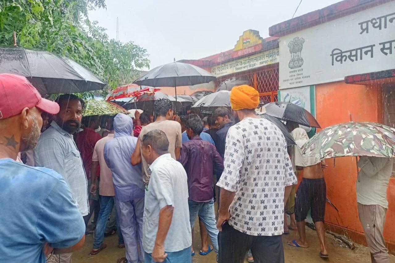 टोकन के इंतजार में भीगते रहे किसान: बिजुआ के मालपुर में खाद के लिए सुबह 5 बजे से लाइन में लगे किसान,चहरों पर छाई उदासी