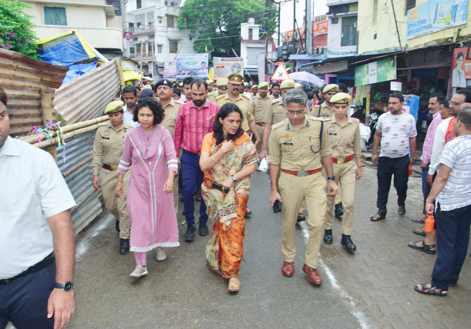 Lakhimpur Kheri News: भूतनाथ मेले की तैयारियों का निरीक्षण करने गोला पहुंचीं आयुक्त, दिए सुविधाओं और सुरक्षा के निर्देश