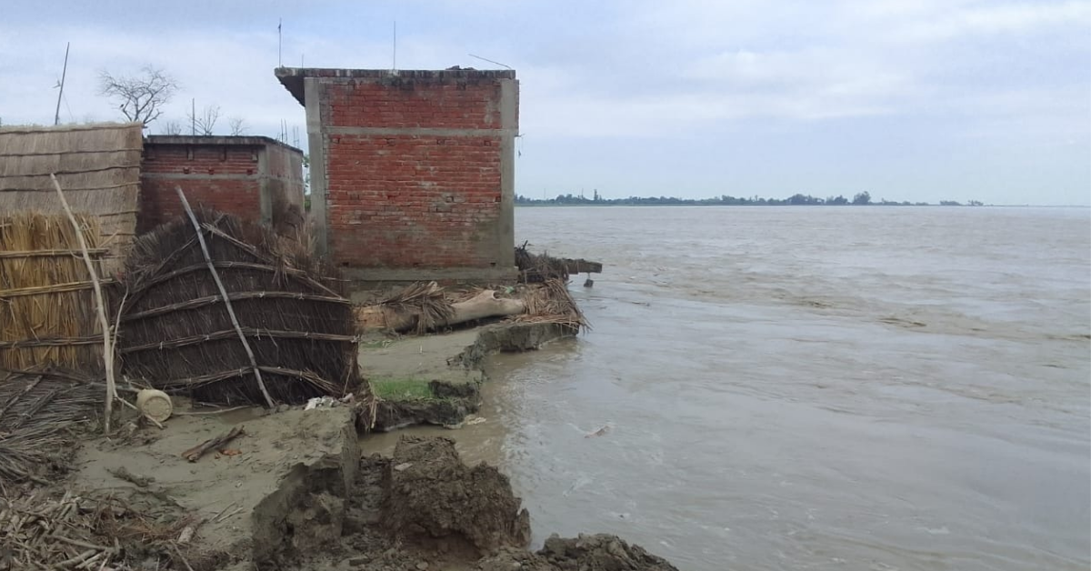 Lakhimpur Kheri News: शारदा नदी का कहर जारी,आंखों के सामने नदी में समा गया मकान, युवती ने दौड़कर बचाई जान