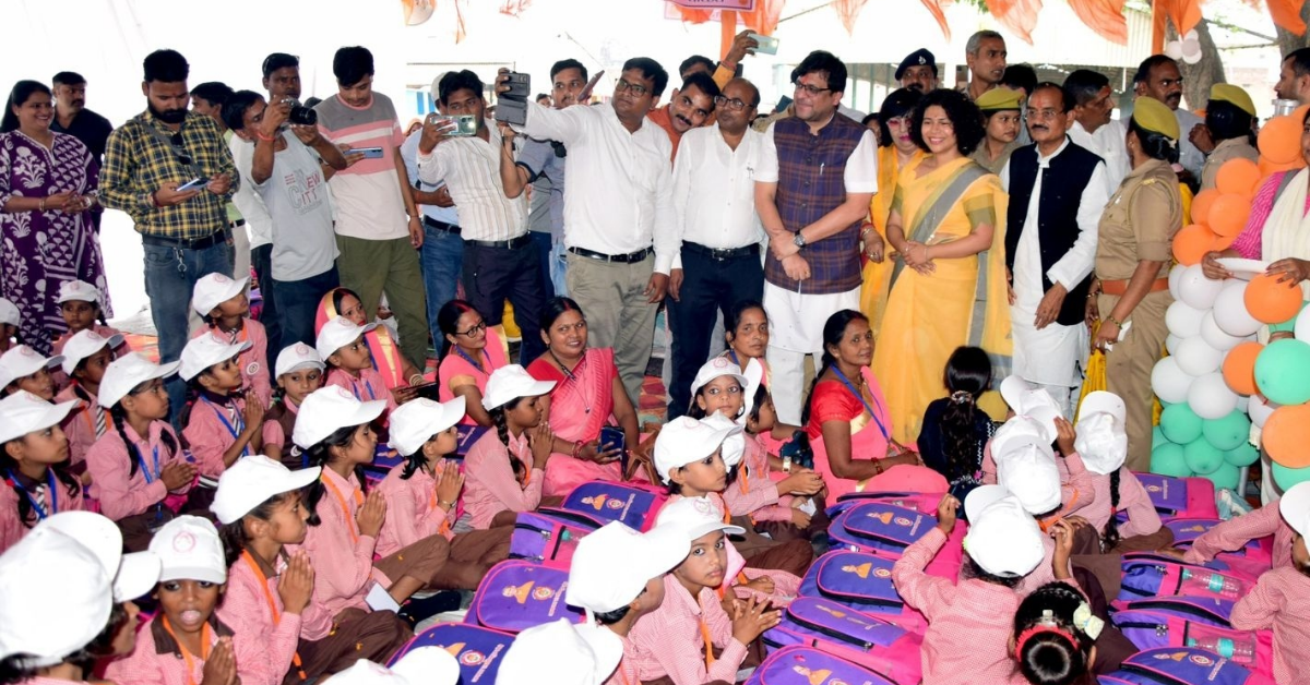 मिशन शक्ति के तहत नवरात्र पर कन्याओं को दिया आशीर्वाद और उपहार डीएम और विधायक ने 201 कन्याओं का किया पूजन