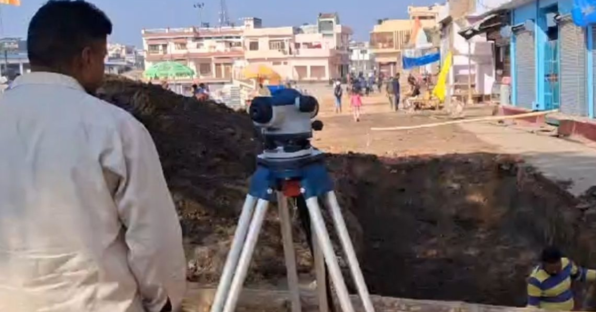 Lakhimpur Kheri News: गोला गोकर्णनाथ में शिव मंदिर कॉरिडोर की खुदाई में मिली रहस्यमयी सुरंग, देखने वालों की उमड़ी भीड़