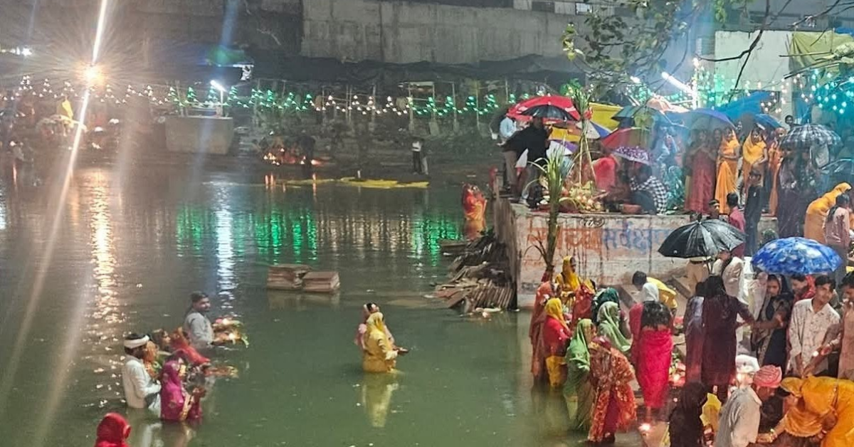 Lakhimpur Kheri News: लखीमपुर-खीरी के छठ घाटों पर भक्तिमय माहौल, व्रतियों ने की परिवार की सुख-समृद्धि की कामना