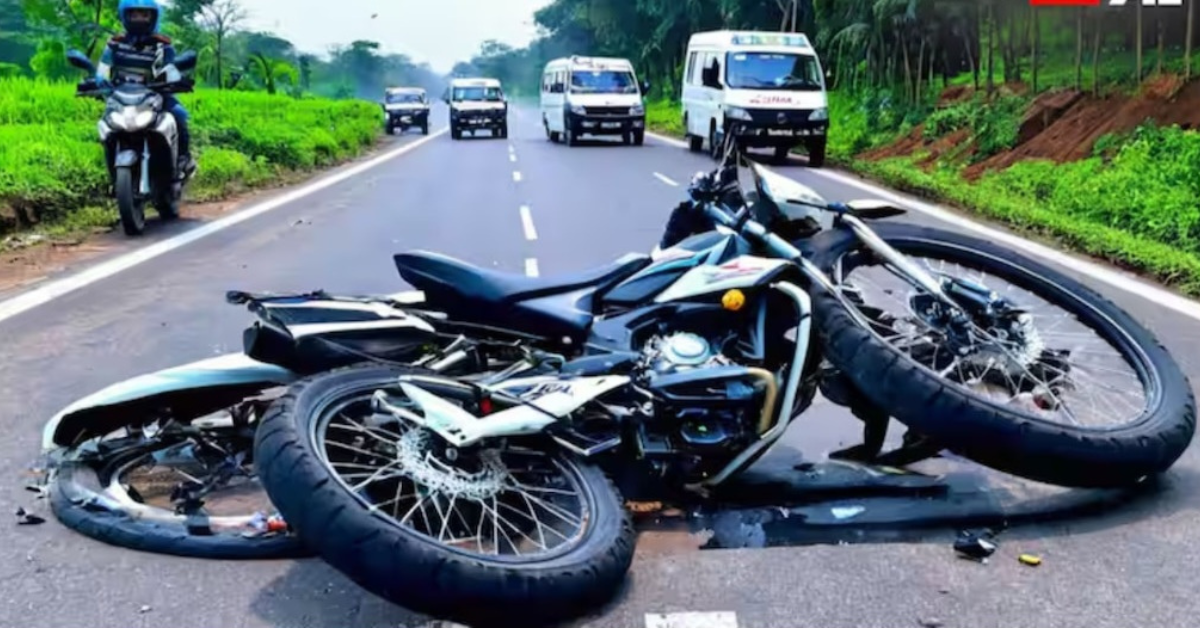 लखीमपुर-खीरी में भीषण सड़क हादसा: बाइक की टक्कर में तीन घायल, बचाने की कोशिश मे कार गिरी खंती में