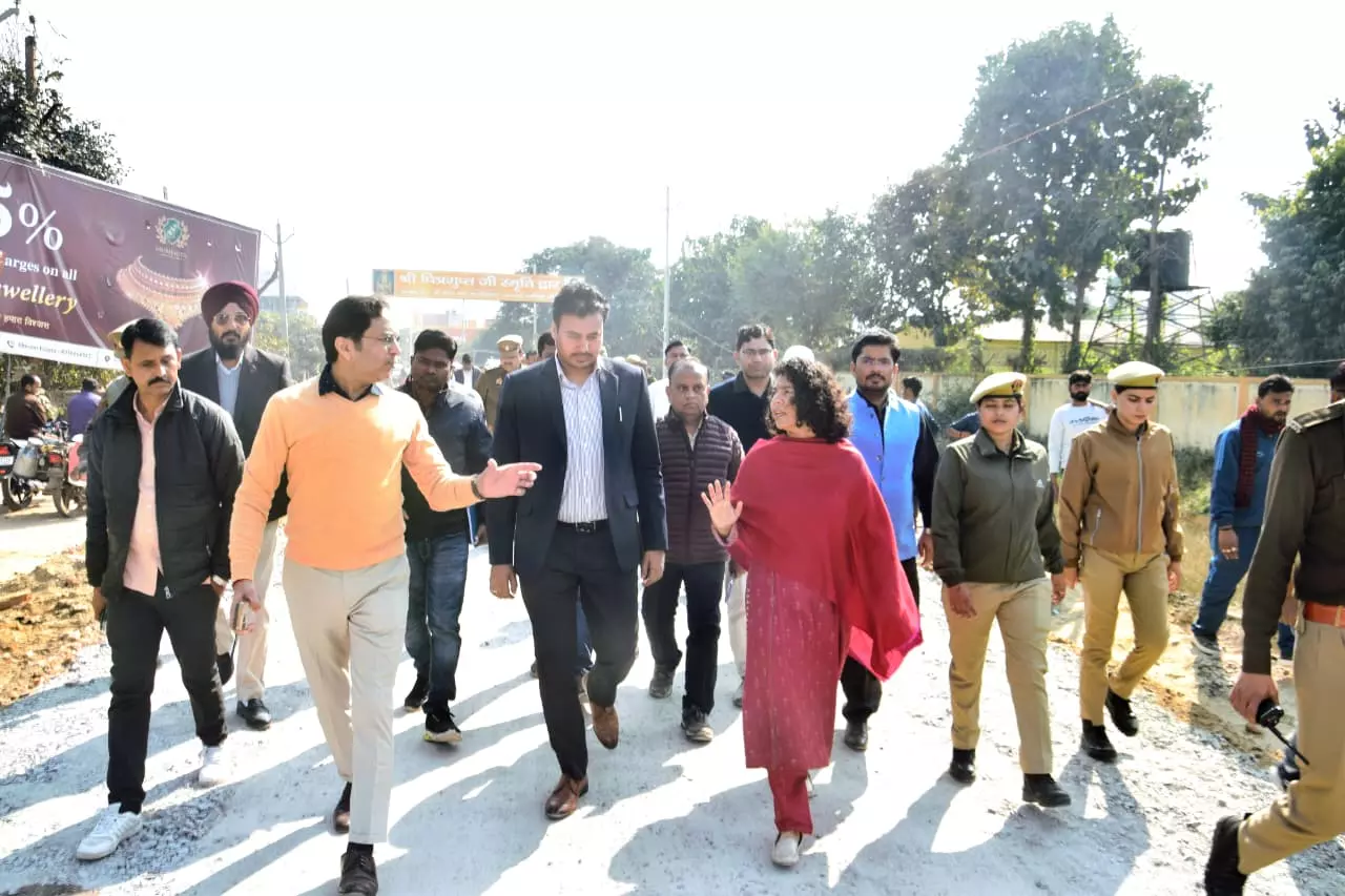 लखीमपुर में घटिया सड़क निर्माण पर डीएम का एक्शन, मेमोरियल हाल रोड का औचक निरीक्षण, भुगतान रोका और लिया सैंपल