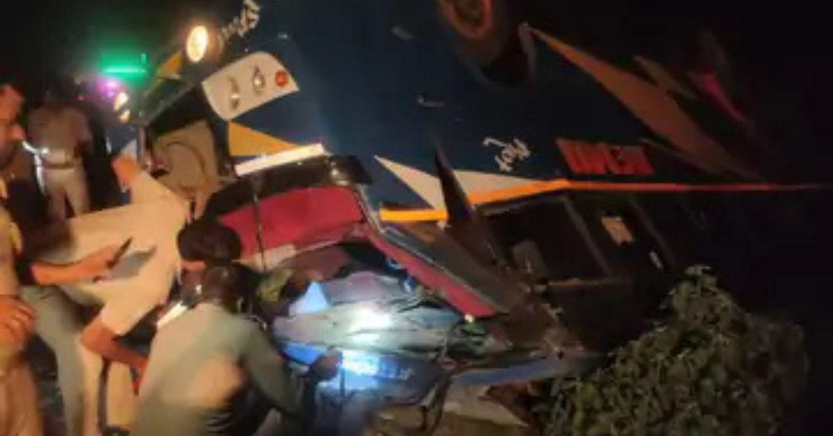 लखीमपुर खीरी में बड़ा बस हादसा: मनौना धाम जा रही निजी बस पलटी, 32 यात्री घायल, 5 की हालत गंभीर