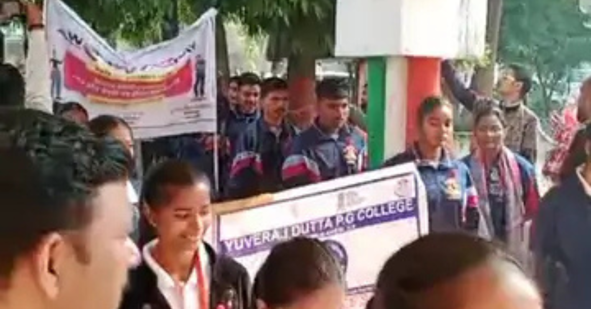 लखीमपुर-खीरी में बच्चों ने निकाली एड्स जागरूकता रैली, ‘एड्स का ज्ञान–बचाए जान’ के लगे नारे,डीएम ने दिखाई हरी झंडी