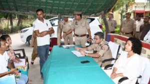 लखीमपुर समाधान दिवस: 22 में 5 शिकायतें निस्तारित, डीएम-एसपी ने कहा तत्काल कार्रवाई करें, समय व गुणवत्ता का रखें ध्यान