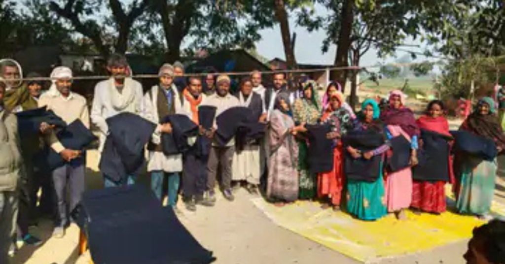 Lakhimpur Kheri News: सपा नेता की पहल मकर संक्रांति पर गरीबों में कंबल बांटे, पार्टी कार्यालय में हुआ खिचड़ी भोज