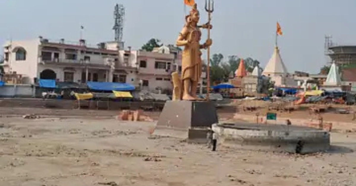 गोला कॉरिडोर के धीमी प्रगति पर डीएम का एक्शन:तीन ठेकेदारों पर 3.35 करोड़ का जुर्माना भुगतान से पहले पेनाल्टी काटने के दिए निर्देश